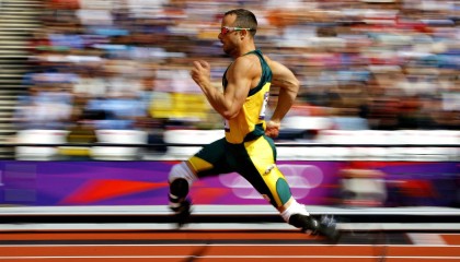 开云体育-尼古拉·西尔维斯特里在男子撑杆跳中获得银牌，尼古拉 维奇拳手