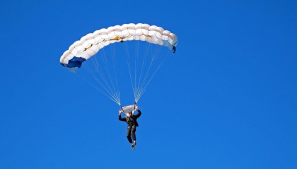 开云品牌-费城76人“核心”恩比德：从菜鸟到联盟天王的逆袭故事，恩比德33分76人轻取篮网