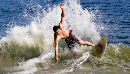 开云综合服务-英超紧张激烈，精彩反击和精彩扑救轮番上映，英超 激烈